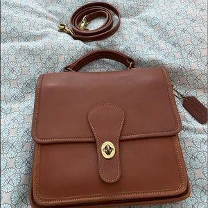 Beautiful saddle leather coach hand or shoulder bag in very good condition.